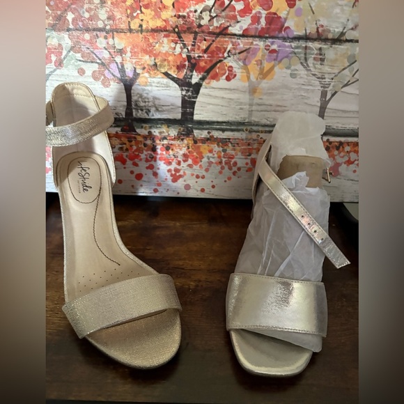 New- Life Stride Women's Metallic 3 in Heels
women’s 10.5 WIDE Holiday Heels - Picture 7 of 9